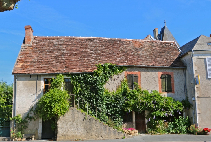 Une maison ancienne du village. - Le Menoux