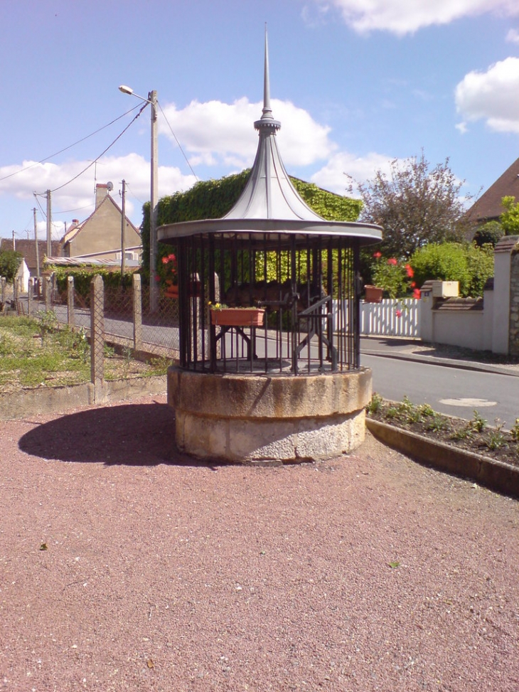 Un puis typique de la région à Chabenet. - Le Pont-Chrétien-Chabenet