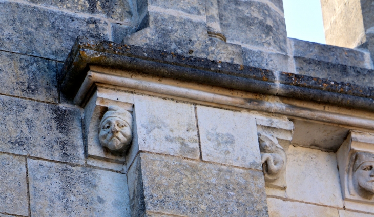 Eglise Notre Dame : modillons de la façade occidentale. - Le Pont-Chrétien-Chabenet