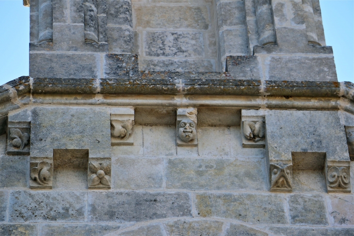 Eglise Notre Dame : modillons de la façade occidentale. - Le Pont-Chrétien-Chabenet