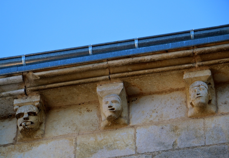 Eglise Notre Dame : modillons de la façade Sud. - Le Pont-Chrétien-Chabenet