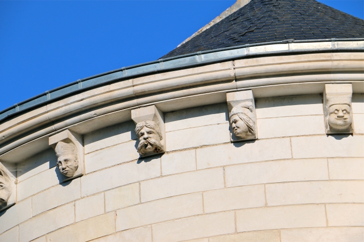 Eglise Notre Dame : modillons du chevet. - Le Pont-Chrétien-Chabenet