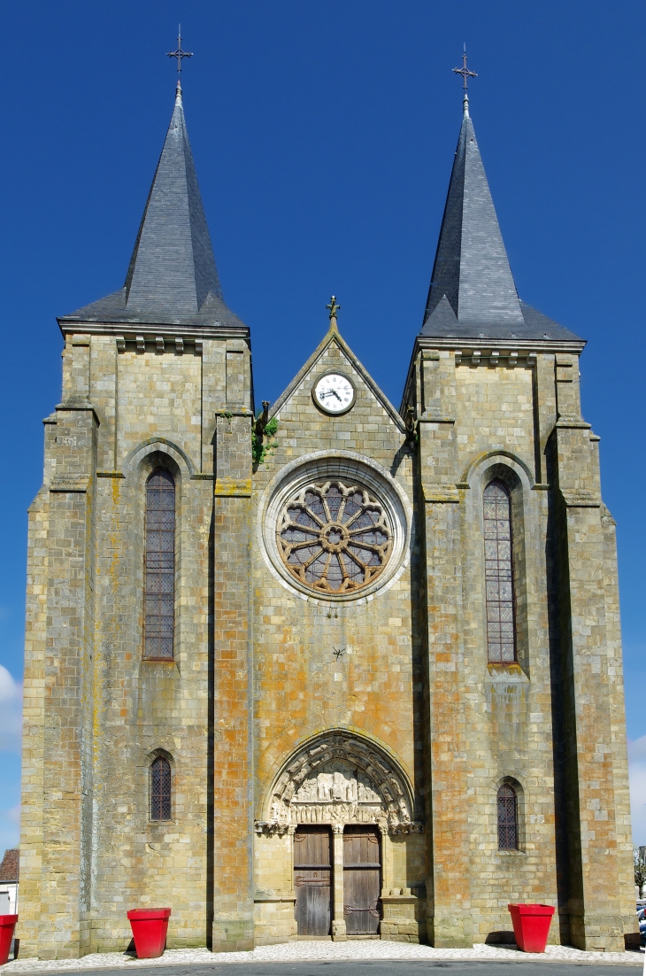 La collégiale Saint-Sylvain.  La collégiale fut construite au XIII ème siècle sur l'emplacement d'une église primitive.  Malgré un porche roman, l'ensemble est de style gothique.   - Levroux