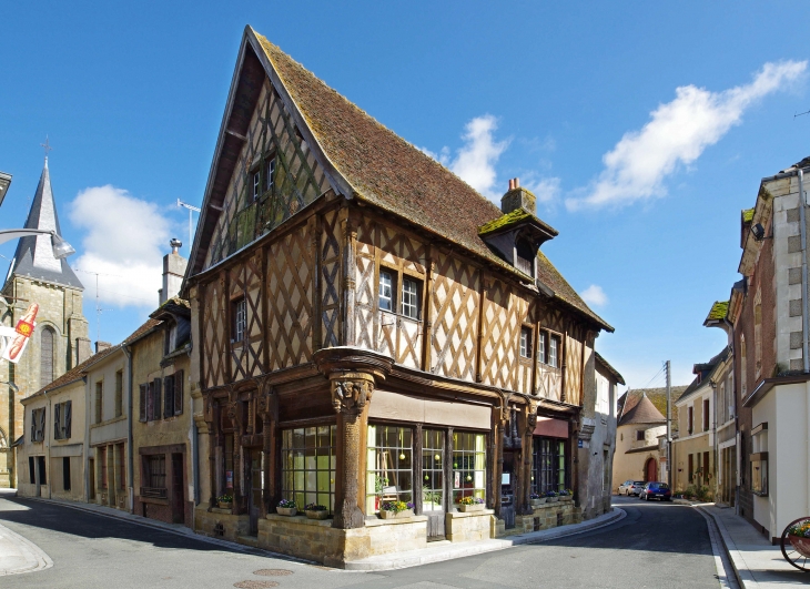 Maison de bois, dites maison Saint-Jacques. Cette superbe maison à pans de bois a été datée de la fin XVe siècle. - Levroux