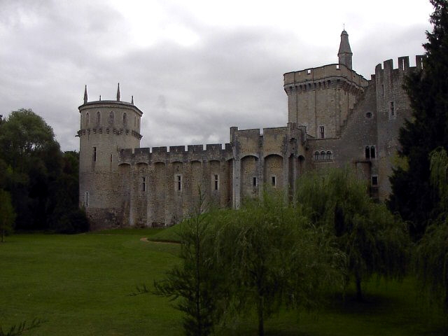 Château-Guillaume était le château d'Aliénor d'Aquitaine - Lignac