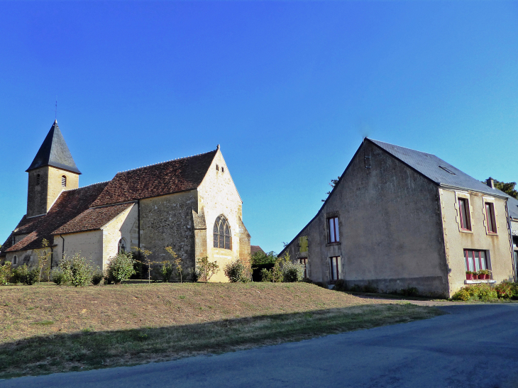 L'église à l'entrée du village - Lourouer-Saint-Laurent