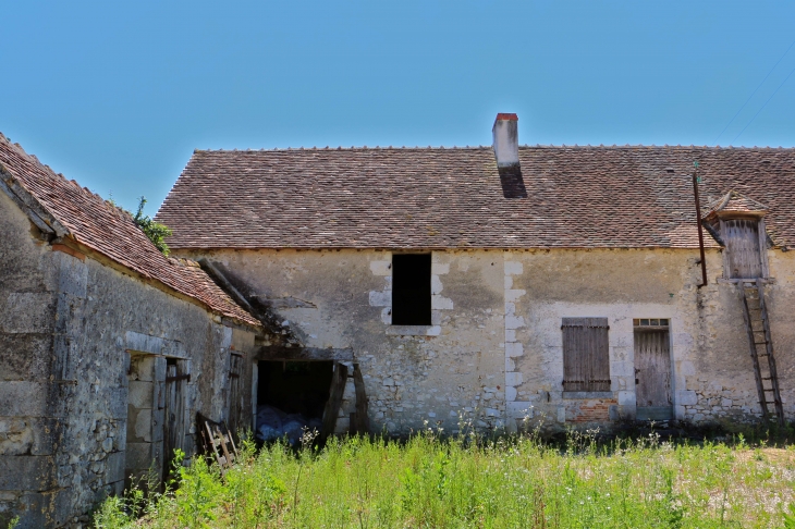 Aux alentours. Une très belle ancienne ferme berrichonne. - Lureuil