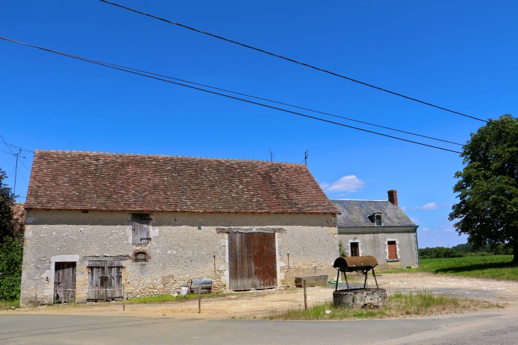 Aux alentours, ancien corps de ferme. - Lureuil