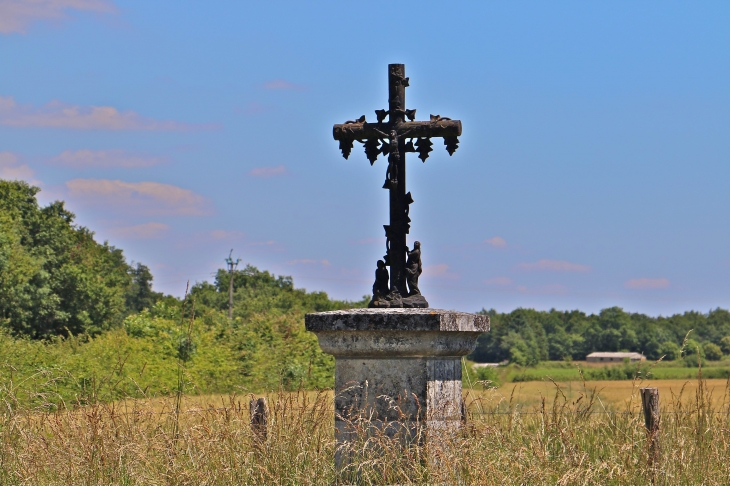 Croix de chemin dans les environs. - Lureuil