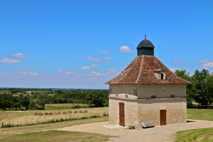 Le colombier du XVIIe siècle de l'ancienne commanderie. - Lureuil