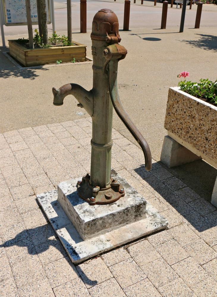 Place de l'église. - Méobecq