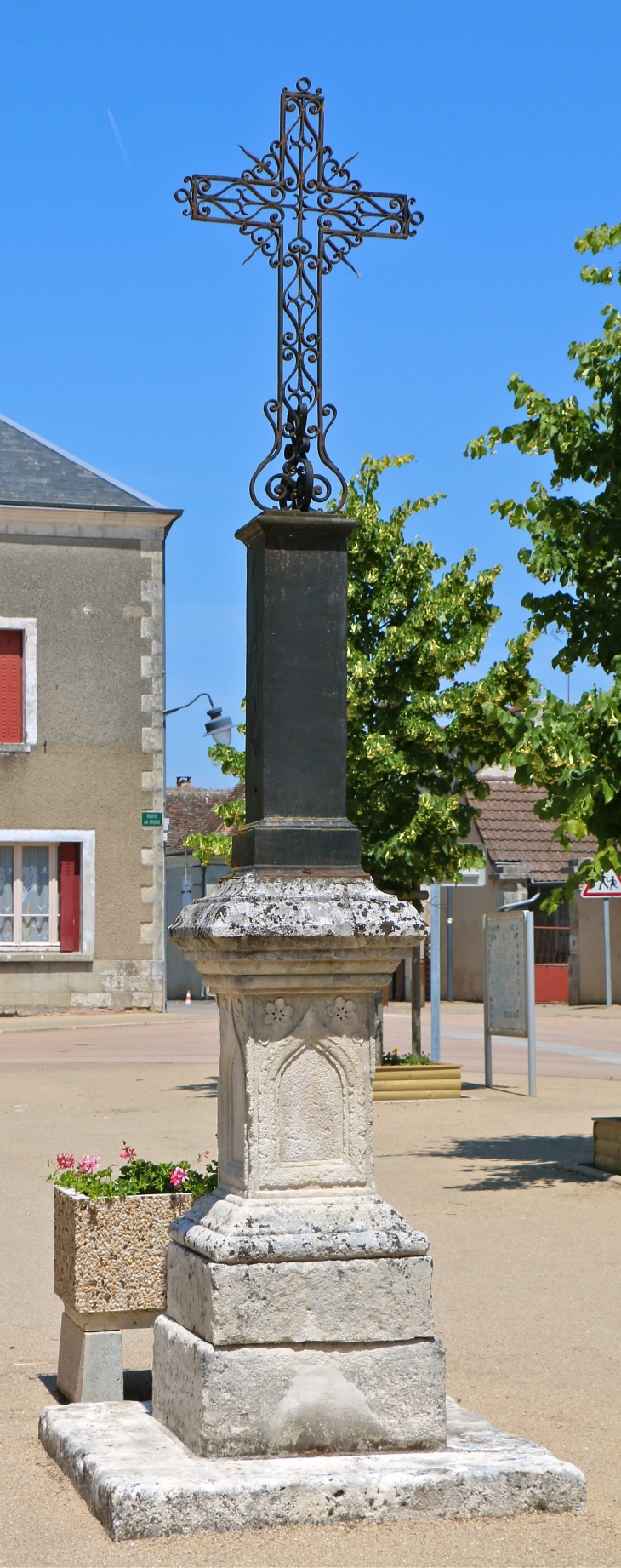 Croix de Mission, place de l'église. - Méobecq