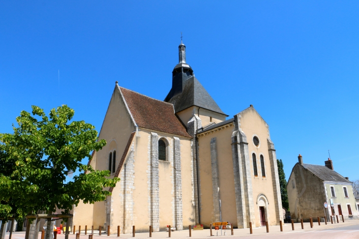 Façade Sud de l'abbatiale saint Pierre. - Méobecq