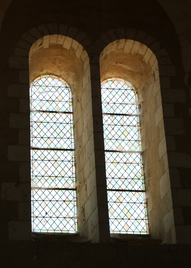 Vitraux de l'abbatiale Saint Pierre. - Méobecq