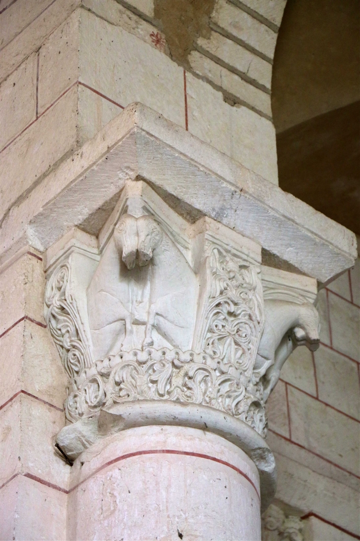 Abbatiale Saint Pierre : chapiteau sculpté de la nef. - Méobecq