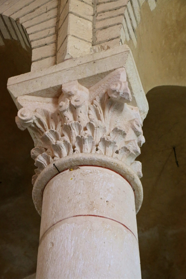 Abbatiale Saint Pierre : chapiteau sculpté de la nef. - Méobecq