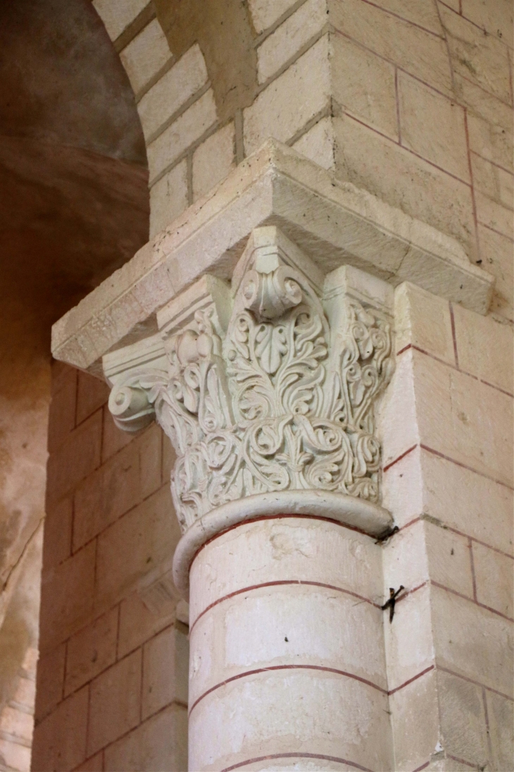 Abbatiale Saint Pierre : chapiteau sculpté de la nef. - Méobecq