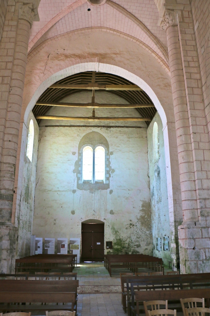 Abbatiale saint Pierre : la nef vers le portail. - Méobecq