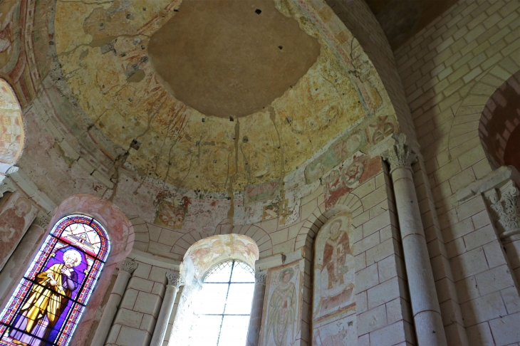 Abbatiale Saint Pierre : peinture murale romane du choeur. - Méobecq