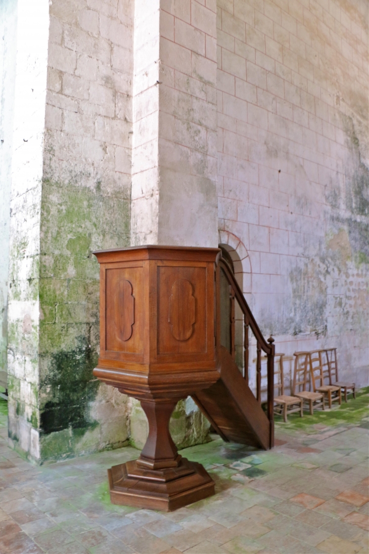 Abbatiale Saint Pierre : la chaire à prêcher. - Méobecq