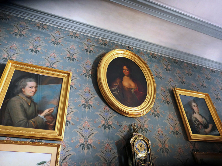  la maison de George Sand : le grand salon  portraits de famille - Nohant-Vic