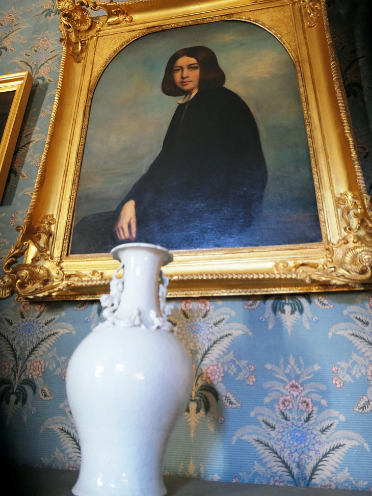  la maison de George Sand : le grand salon  portraits de famille : son fils Maurice - Nohant-Vic