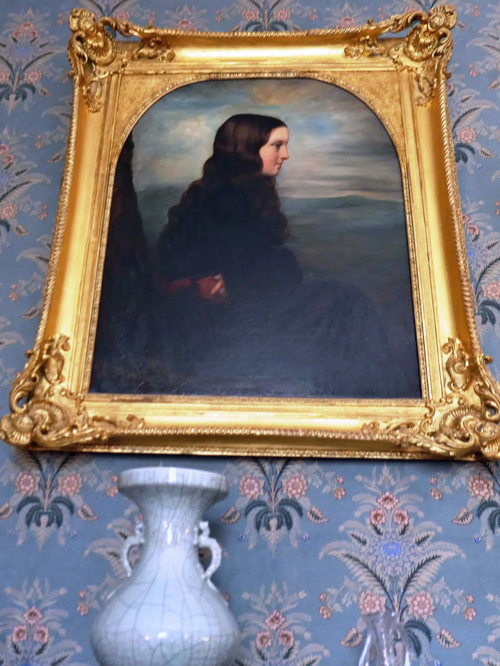  la maison de George Sand : le grand salon  portraits de famille : sa fille Solange - Nohant-Vic