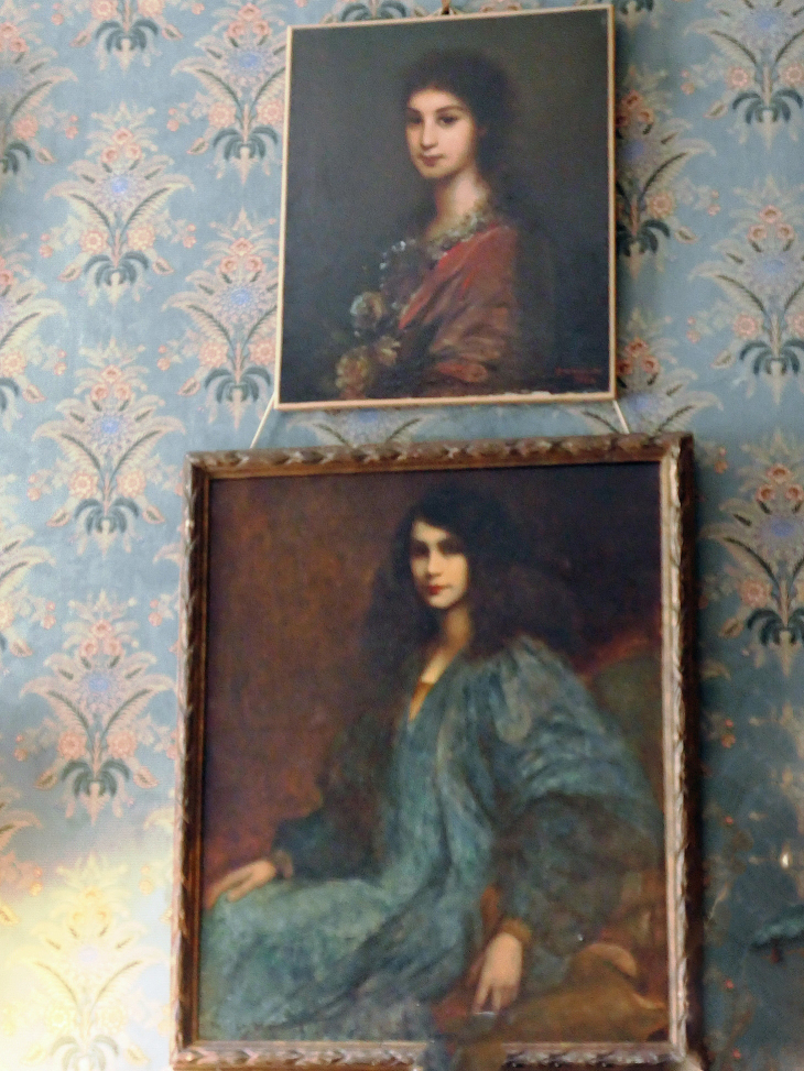  la maison de George Sand : le grand salon  portraits de famille : ses petites filles  Aurore et Gabrielle - Nohant-Vic