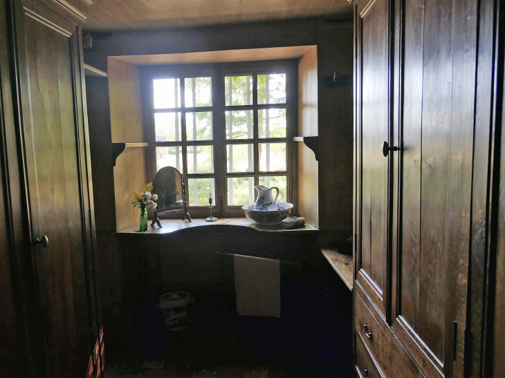  la maison de George Sand : sa chambre au rez de chaussée cabinet de toilette - Nohant-Vic