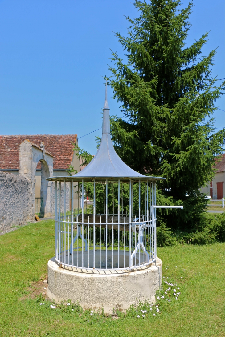 Le puits sur la place de l'église. - Nuret-le-Ferron