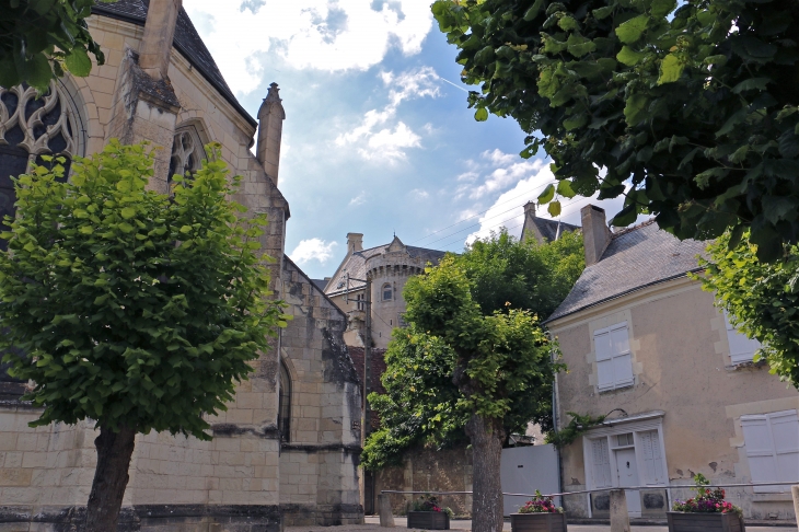 Place derrière l'église. - Palluau-sur-Indre