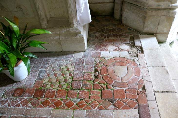 Eglise Saint Sulpice : ancien carrelage. - Palluau-sur-Indre