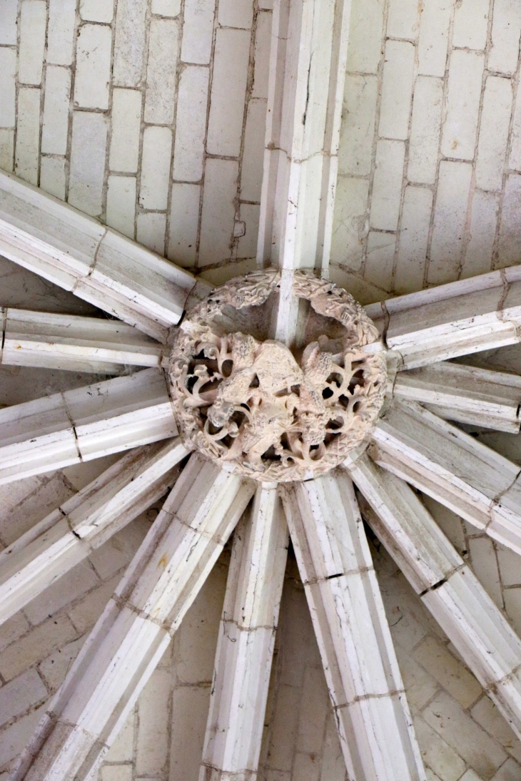 Eglise Saint Sulpice : clef de voûte. - Palluau-sur-Indre