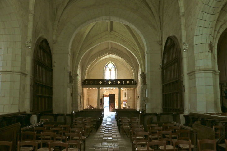 Eglise Saint-Sulpice : la nef vers le portail. - Palluau-sur-Indre