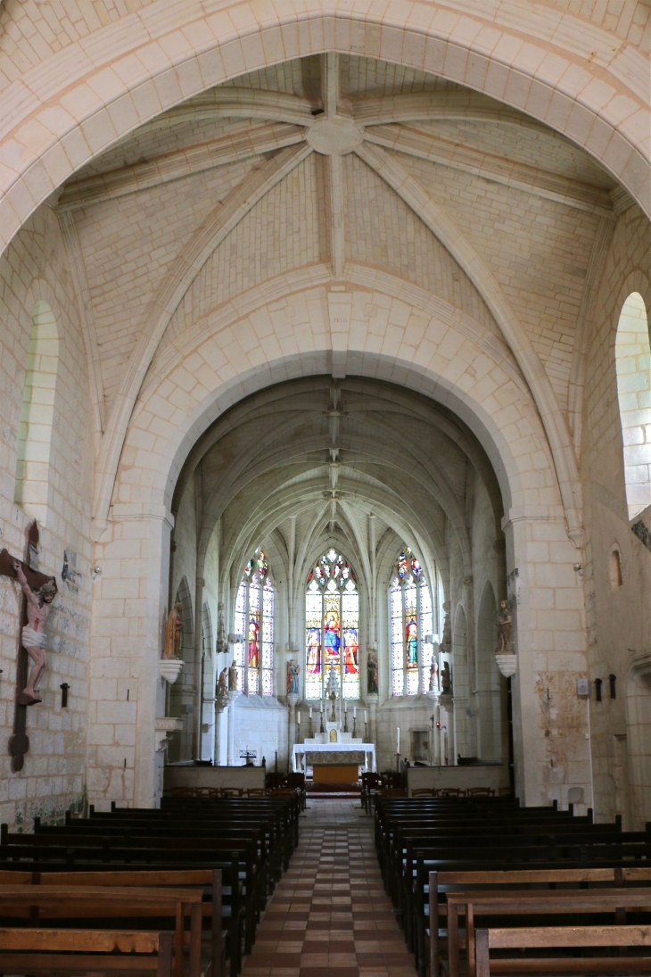 Eglise Saint Sulpice : la nef vers le choeur. - Palluau-sur-Indre