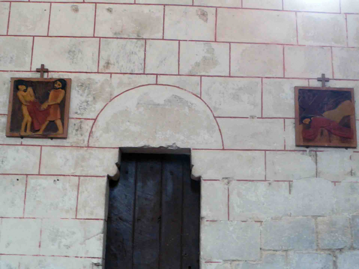 Dans l'église : chemin de croix moderne sculpté par un moine de Fontgombault - Paulnay