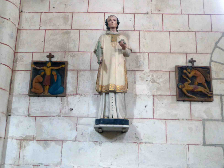 Dans l'église : chemin de croix moderne sculpté par un moine de Fontgombault - Paulnay