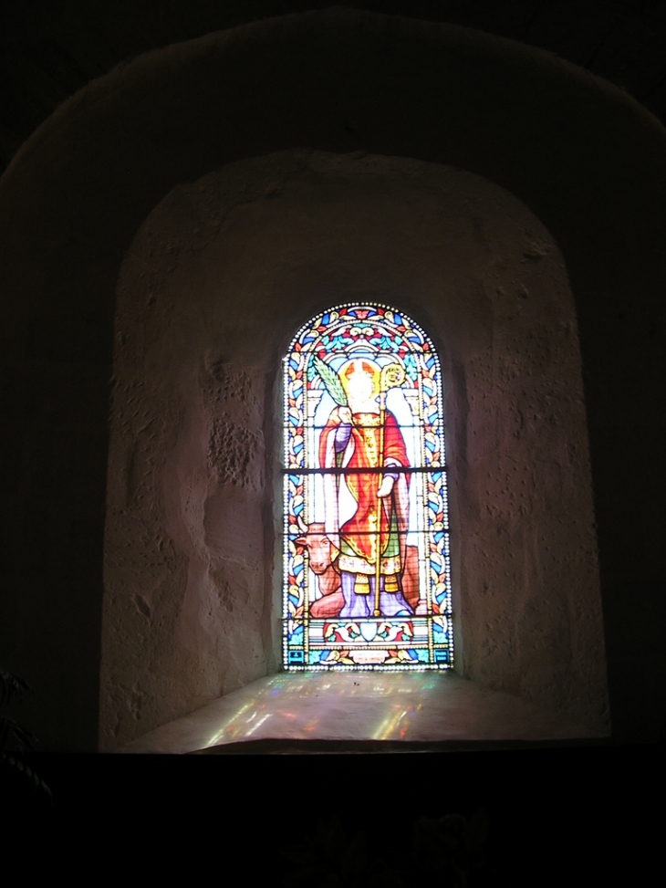 Vitrail à l'intérieur de l'église de Poulaines