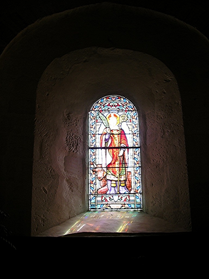 Vitrail à l'intérieur de l'église - Poulaines