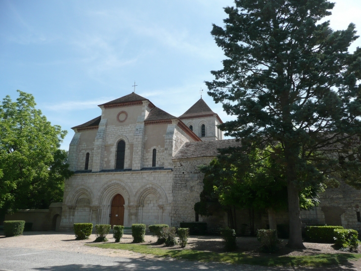 Notre Dame de la Compassion - Abrite le noviciat des Soeurs de la Fraternité Saint Pie X - Ruffec