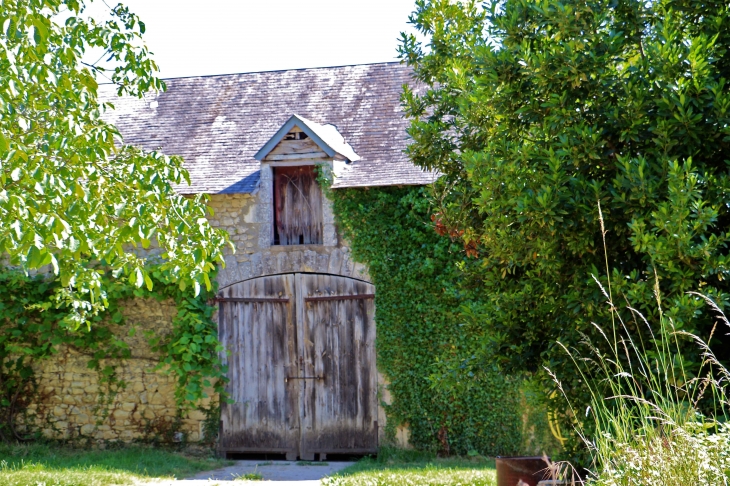 Ancienne grange dans le village. - Saint-Aigny