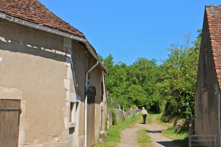 Dans le village. - Saint-Aigny