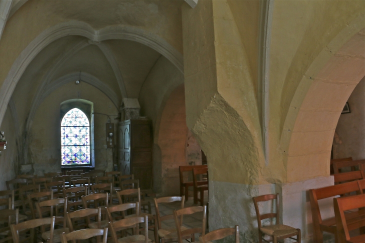 La nef vers le portail de l'église saint Aignan. - Saint-Aigny