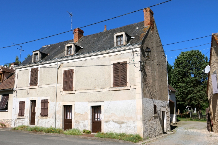 Une maison ancienne du village. - Saint-Aigny