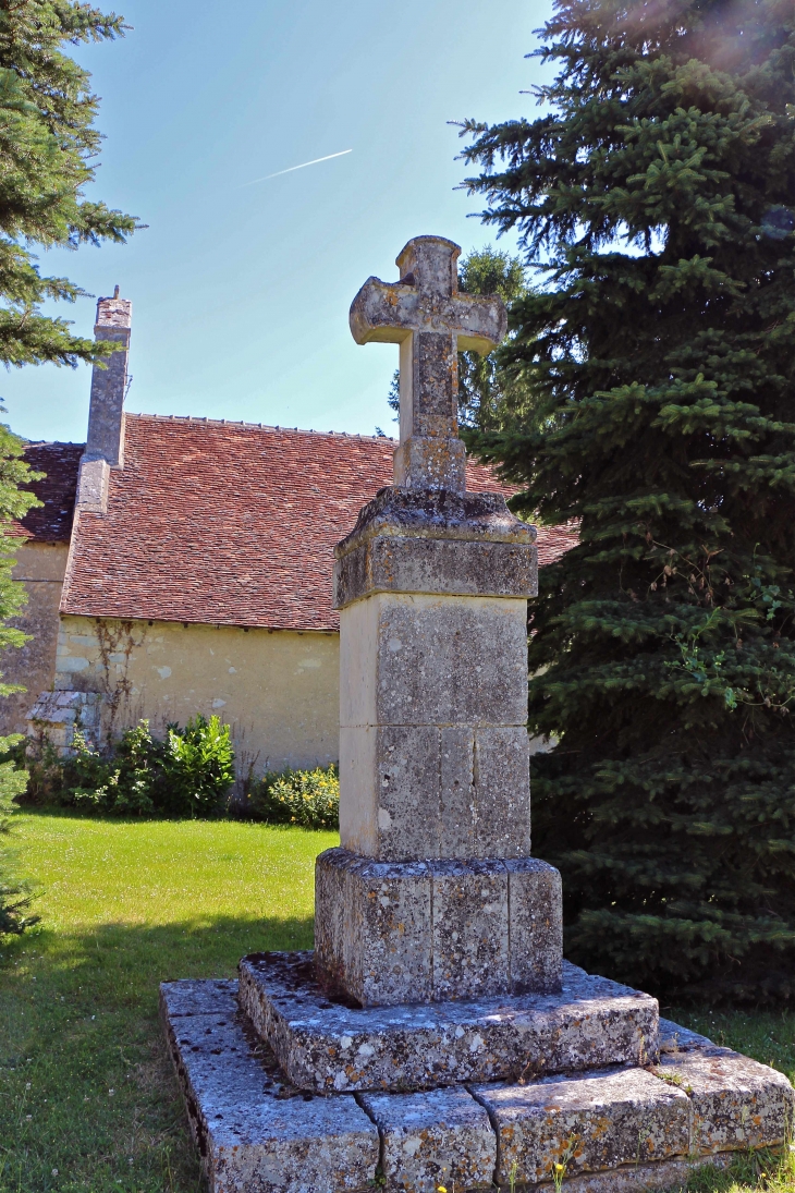 Croix près de l'église. - Saint-Aigny