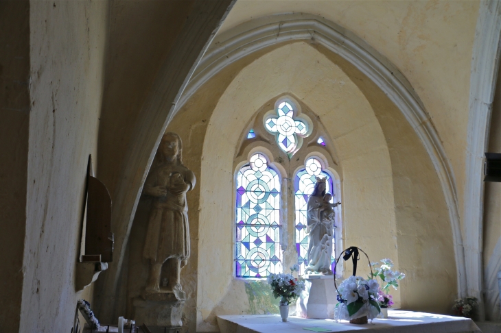 Eglise Saint Aignan : petite chapelle de droite avec la statue de Saint Aignan. - Saint-Aigny