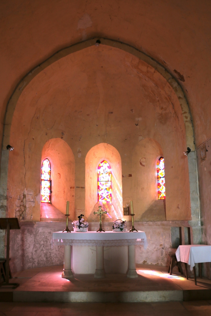 Le choeur de l'église Saint Junien avec son abside en cul de four. - Saint-Aigny