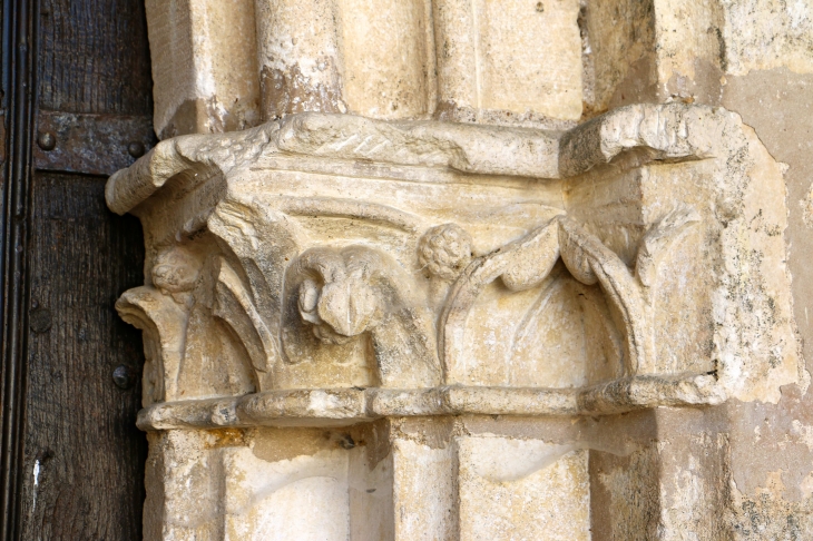 Chapiteaux sculptés du portail de l'église Saint Aignan. - Saint-Aigny