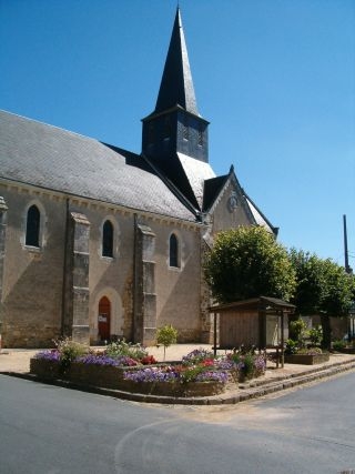 Place de l'église Saint-Christophe-en-Bazelle