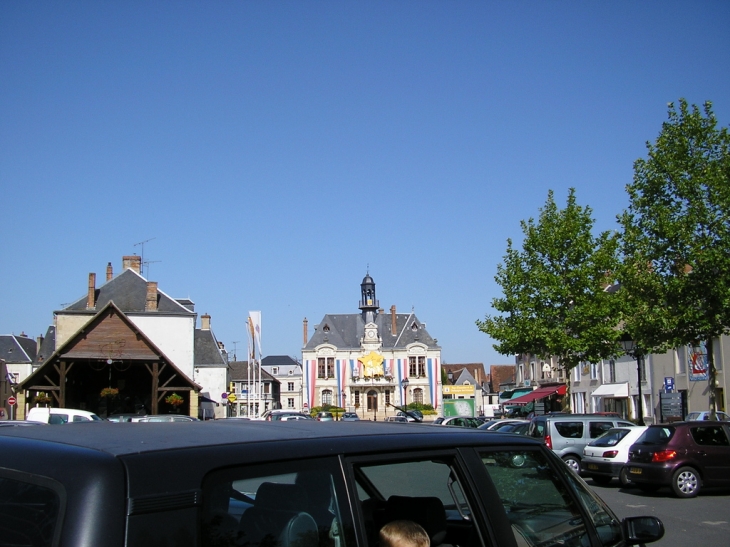 Place devant l'hôtel de ville - Saint-Florentin